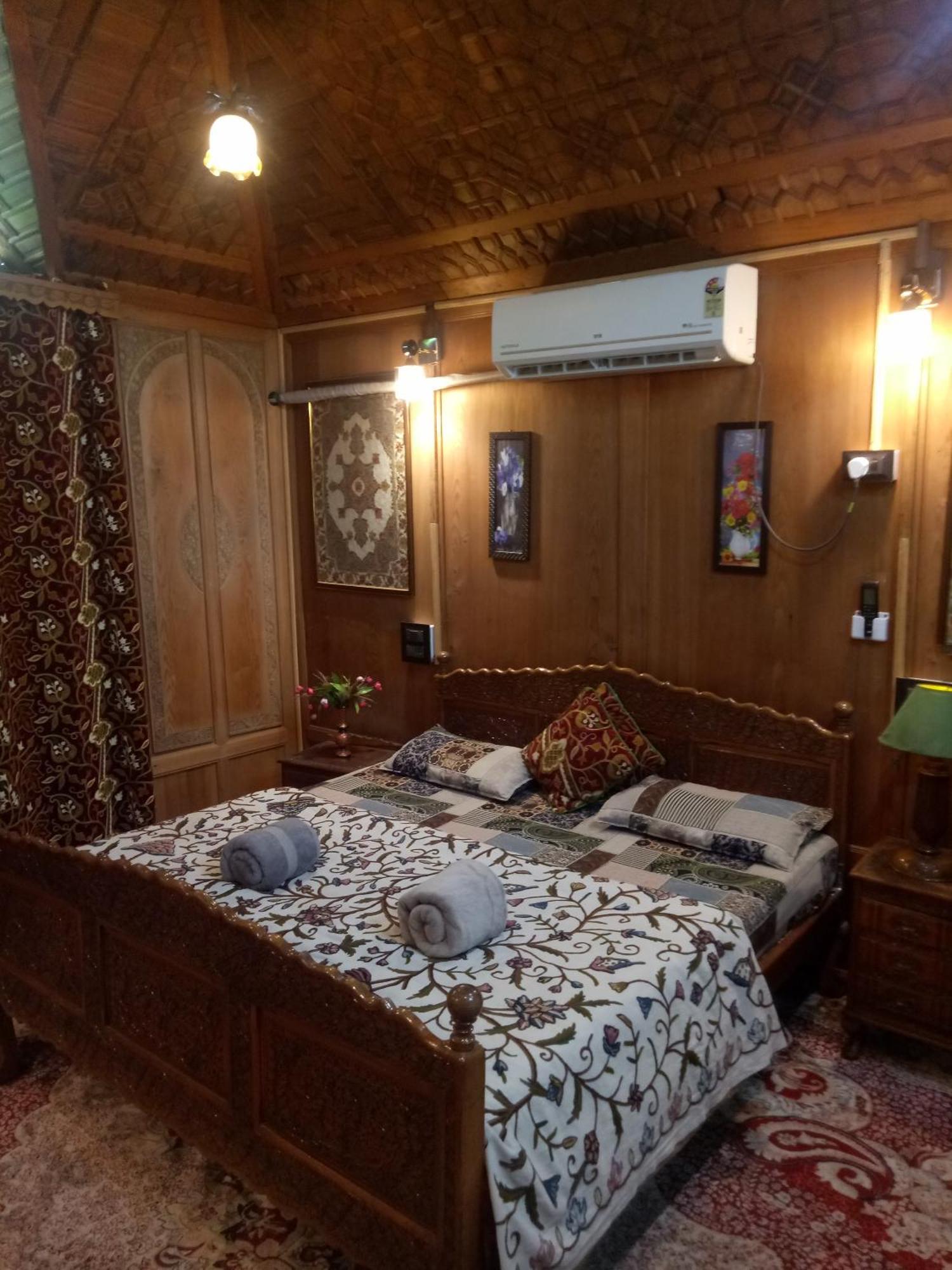 House Boat New Manora Bed and Breakfast Srīnagar Exteriör bild