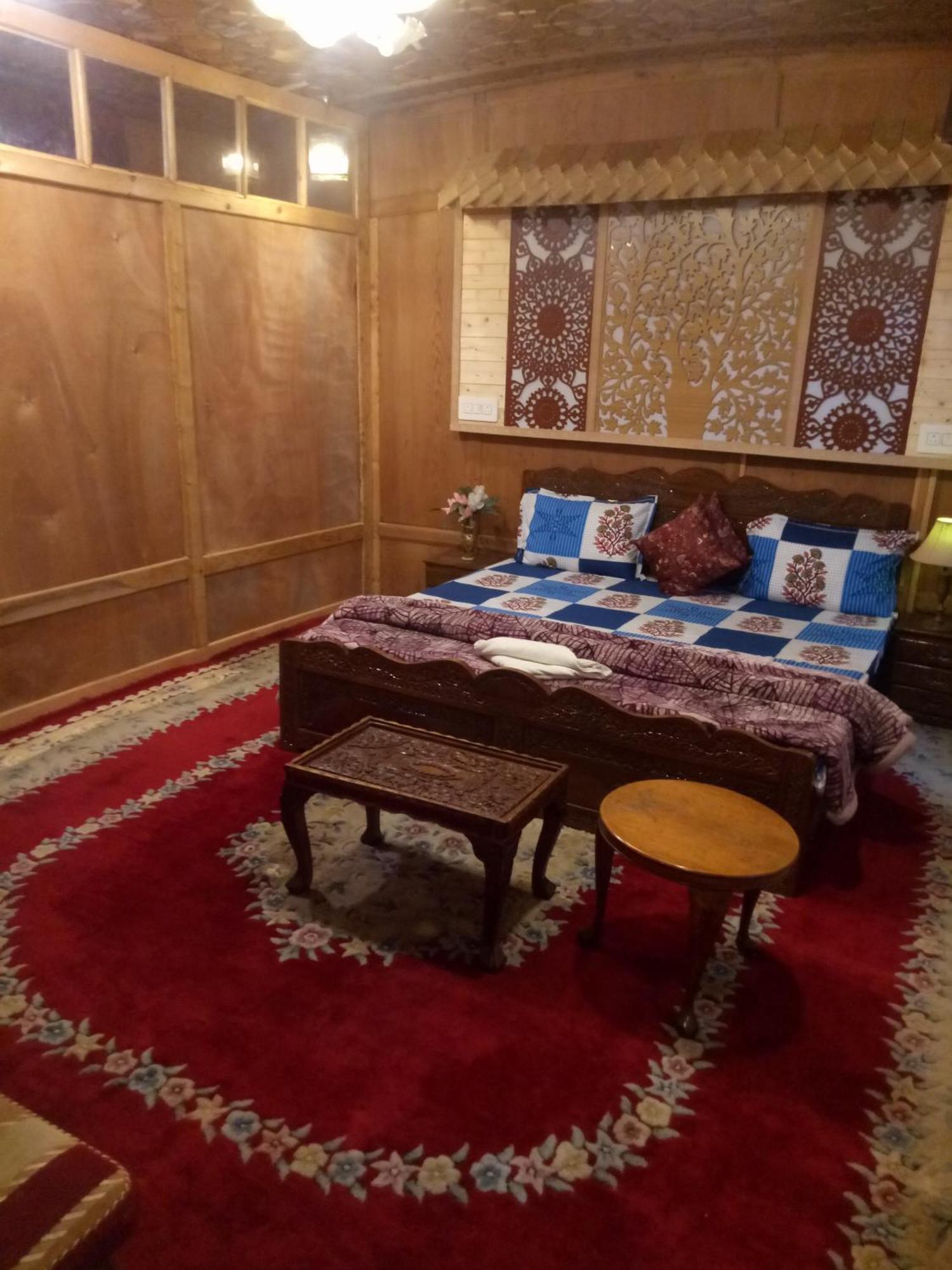 House Boat New Manora Bed and Breakfast Srīnagar Exteriör bild