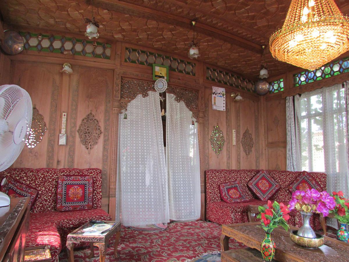 House Boat New Manora Bed and Breakfast Srīnagar Exteriör bild