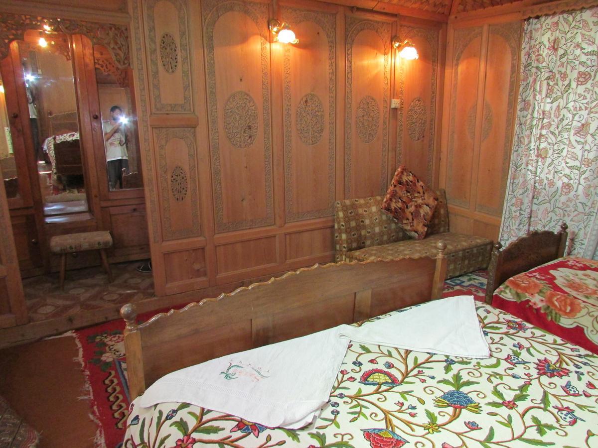 House Boat New Manora Bed and Breakfast Srīnagar Exteriör bild