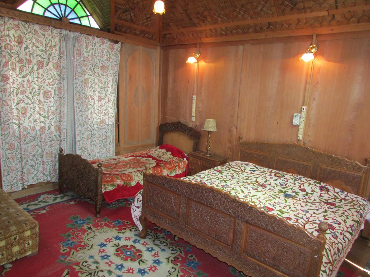 House Boat New Manora Bed and Breakfast Srīnagar Exteriör bild